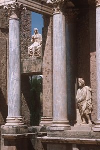 Veduta di statue e colonnato
